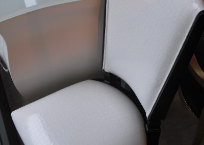 047 sedia nera pelle bianca